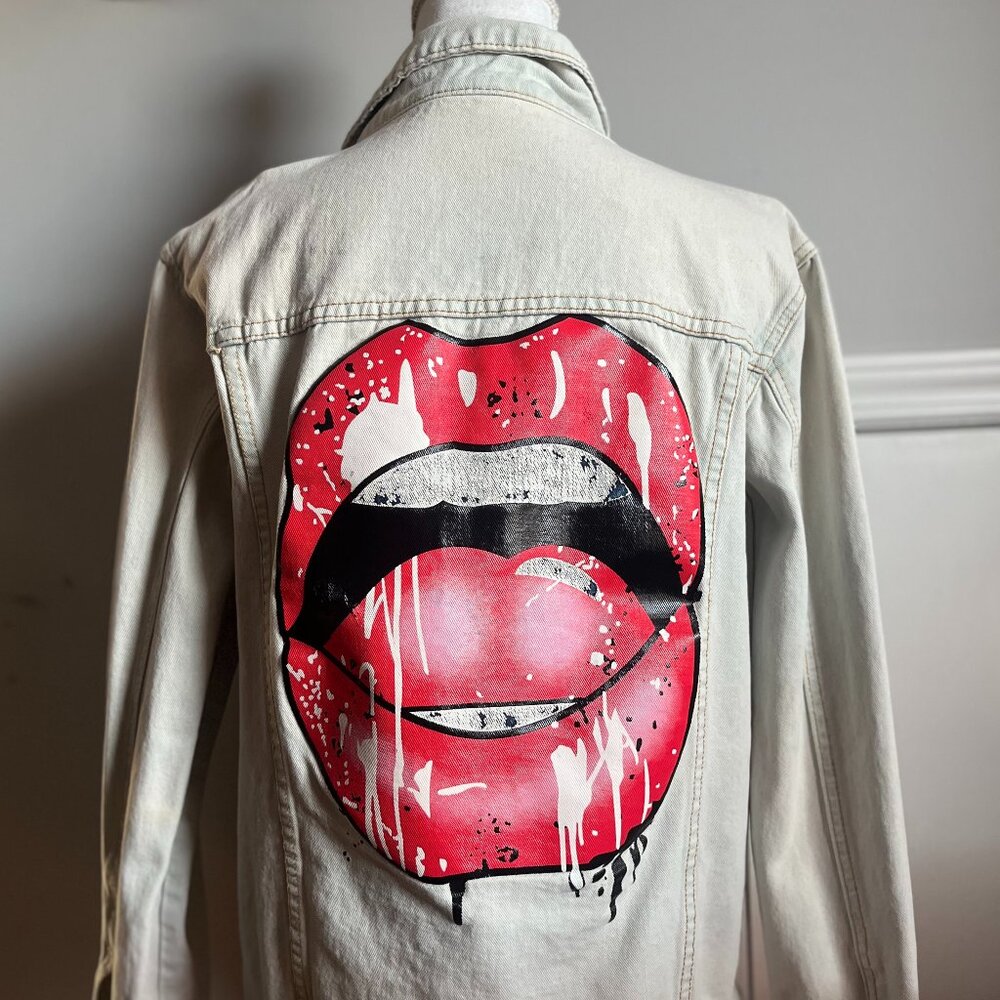 POP ART Light-Wash Denim Jacket with Red Lips Graphic, Size M, Streetwear Style